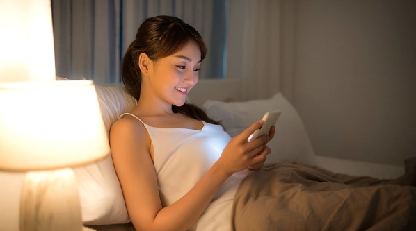 科技生活中的隐患：手机放床头影响睡眠？